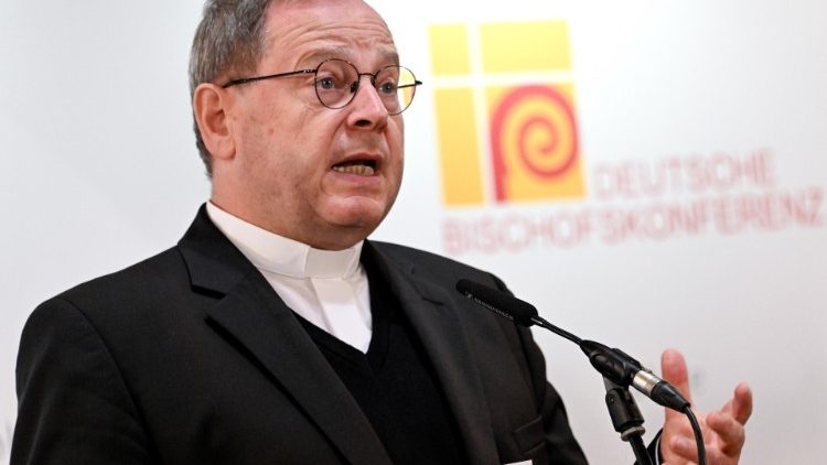 Bischof Bätzing in Fulda vor der Presse
