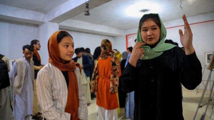 अपनी कला को प्रदर्शित करतीं अफगानिस्तान की लड़कियाँ