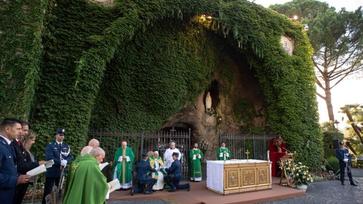 A csendőrség szentmiséje a Vatikáni Kertek Lourdes-i barlangja előtt  