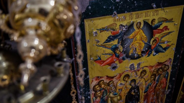 Ikona v chráme v oblasti Donecka, poškodená ostreľovaním
