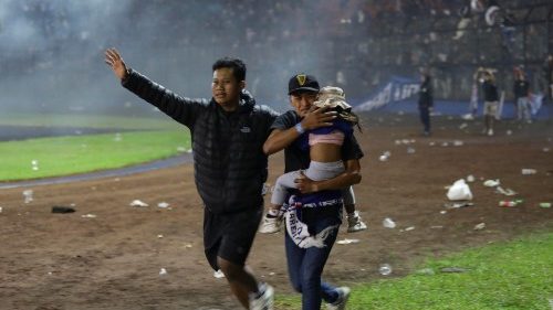 Francisco reza pelos feridos e quase 200 mortos em partida de futebol na Indonésia