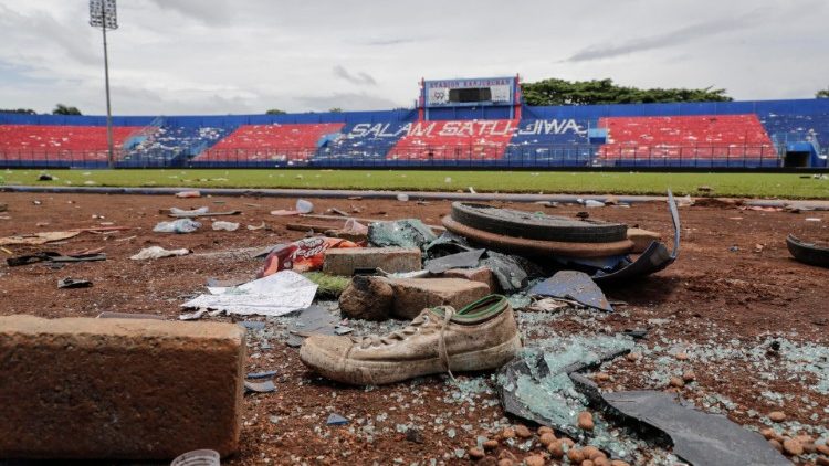 Tênis e toda sorte de objetos espalhados no Kanjuruhan Stadium, em Malang
