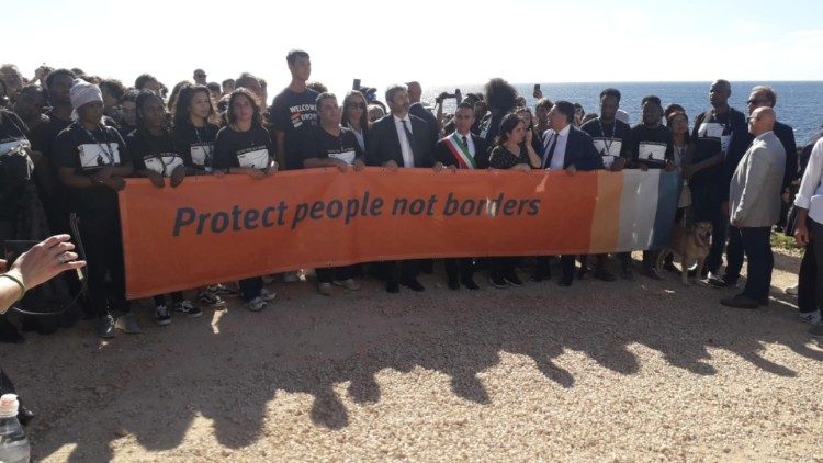 La marcia a Lampedusa in ricordo dei 368 morti nel naufragio del 3 ottobre 2013