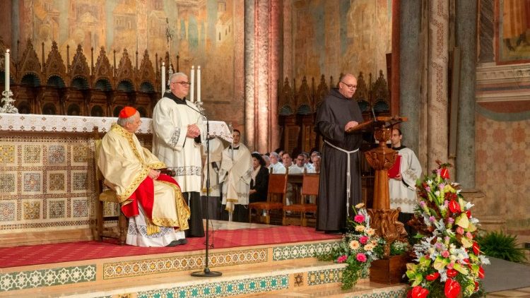 Messe solennelle pour saint François à Assise, célébrée par le cardinal Matteo Zuppi. 