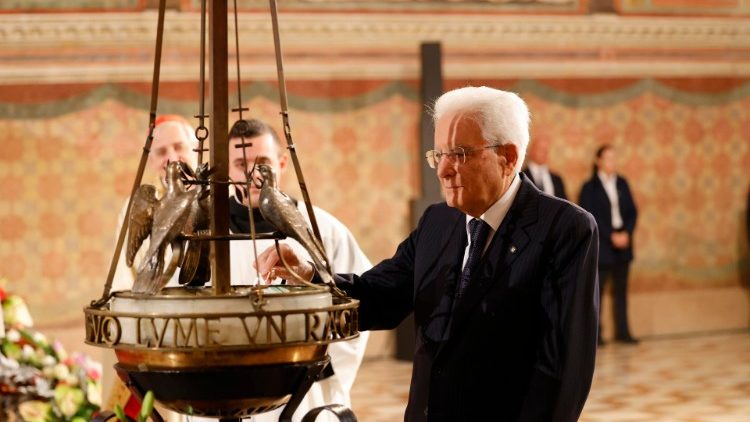 Sergio Mattarella, prezydent Włoch, zapalający Lampę św. Franciszka, Asyż, 4 października 2022