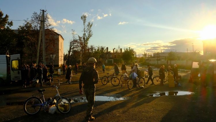 Ludzie otrzymujący pomoc humanitarną w niedawno wyzwolonym Łymanie w obwodzie donieckim, 4 października 2022