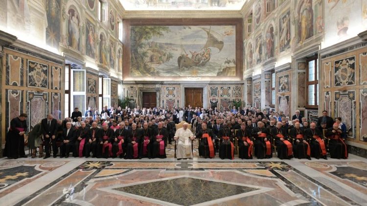 Ferenc pápa a Szenttéavatási Dikasztérium szervezésében tartott „Életszentség ma” konferencia résztvevőivel, köztük Kovács Gergellyel 