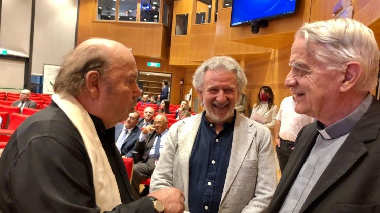 Lino Banfi, Piergiorgio Odifreddi a otec Federico Lombardi (zleva doprava) při prezentaci knihy na univerzitě Lumsa, Řím, 6. října 2022