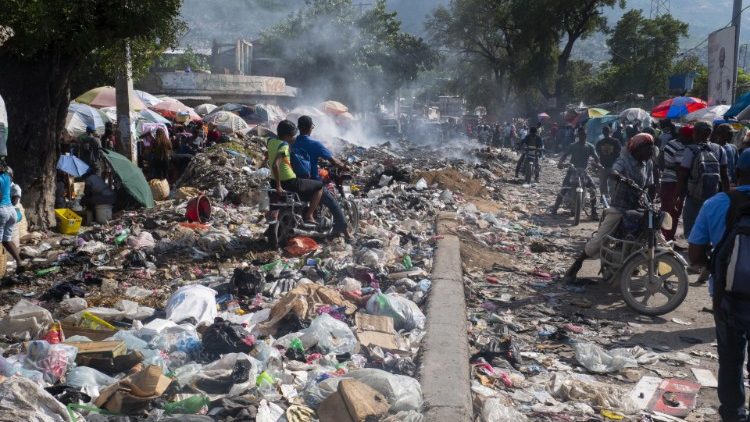 Strade di Haiti dove la crisi economica e politica e i problemi di insicurezza stanno mettendo a dura prova la popolazione
