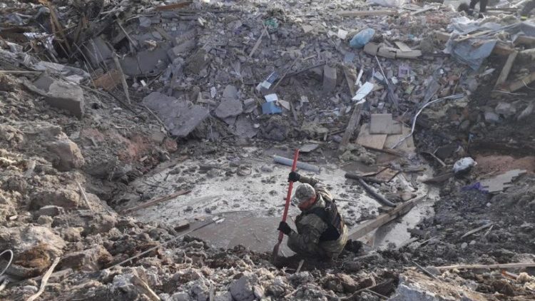 Un cratère causé par l'explosion d'un missile russe à Zaporijia. 