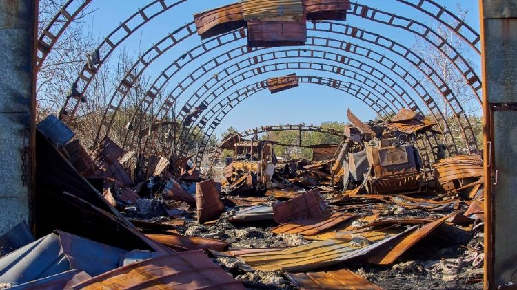 Detritos da infraestrutura agrícola destruída estão espalhados na vila de Cherkaski Tyshky, fora de Kharkiv, Ucrânia, 09 de outubro de 2022 em meio à invasão militar da Rússia. EPA/SERGEY KOZLOV