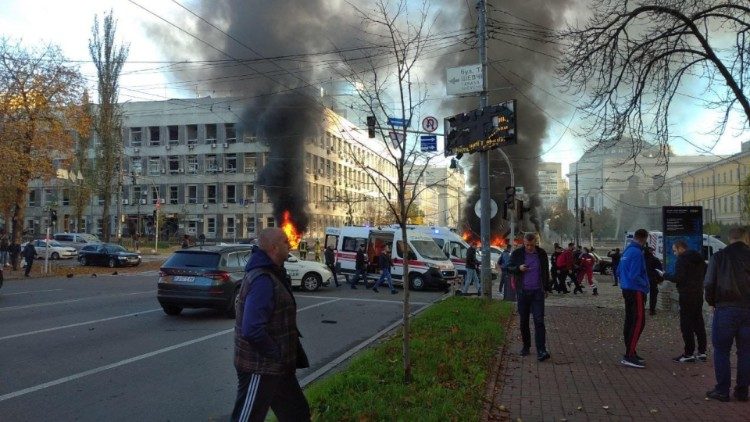 Di nuovo esplosioni, fiamme e vittime nel centro di Kiev