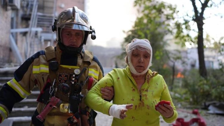 Uma foto divulgada pelo serviço de imprensa do Serviço de Emergência do Estado (SES) da Ucrânia mostra um socorrista ajudando uma pessoa ferida nos locais de bombardeio em Kyiv (Kiev), Ucrânia, 10 de outubro de 2022. EPA/STATE EMERGENCY SERVICE OF UKRAINE 