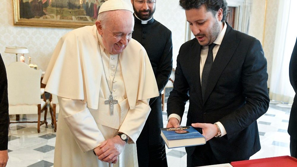 Razmjena darova tijekom susreta pape Franje s crnogorskim premijerom Dritanom Abazovićem