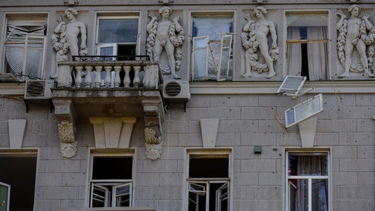 A fachada de um edifício residencial danificado após bombardeio no centro de Kyiv (Kiev), Ucrânia, 10 de outubro de 2022. ( EPA/OLEG PETRASYUK)