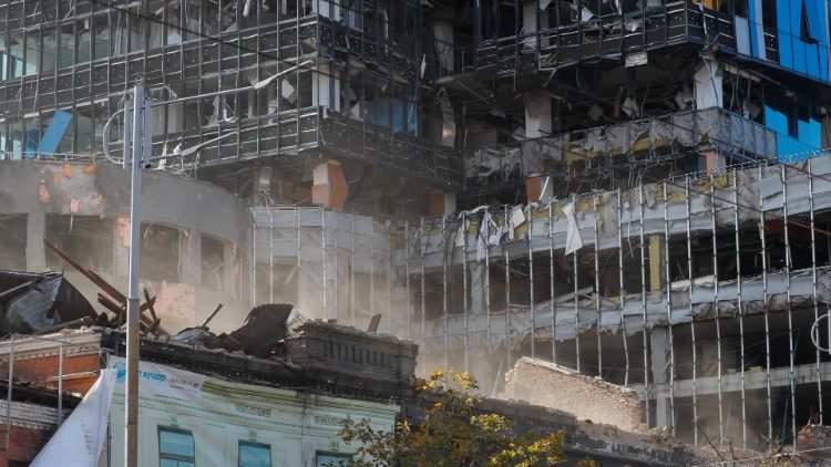 Um prédio danificado após bombardeio no centro de Kyiv (Kiev), Ucrânia, 10 de outubro de 2022. Explosões foram relatadas em vários distritos da capital ucraniana, Kyiv, em 10 de outubro. EPA/SERGEY DOLZHENKO