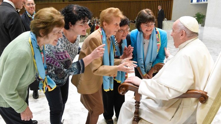 Le missionarie secolari scalabriniane salutano il Papa
