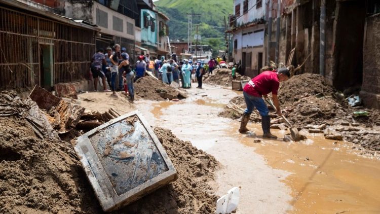Escombros tras el desbordamiento del arroyo Los Patos y el deslizamiento de tierra, en Las Tejerias, Venezuela