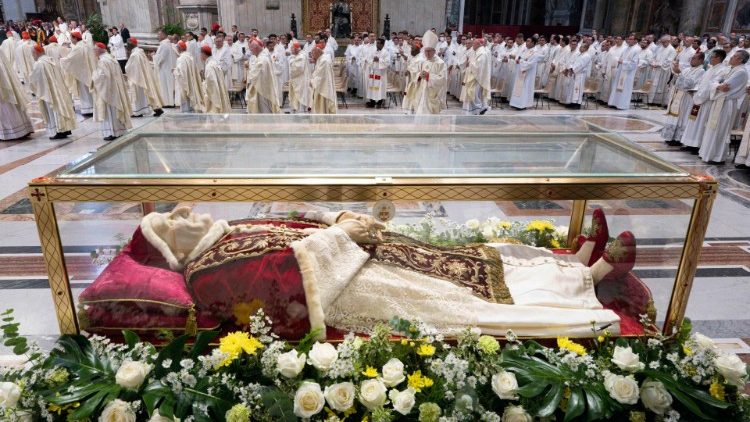 A zsinatot megnyitó pápa jelen van a zsinatra emlékezők szívében  