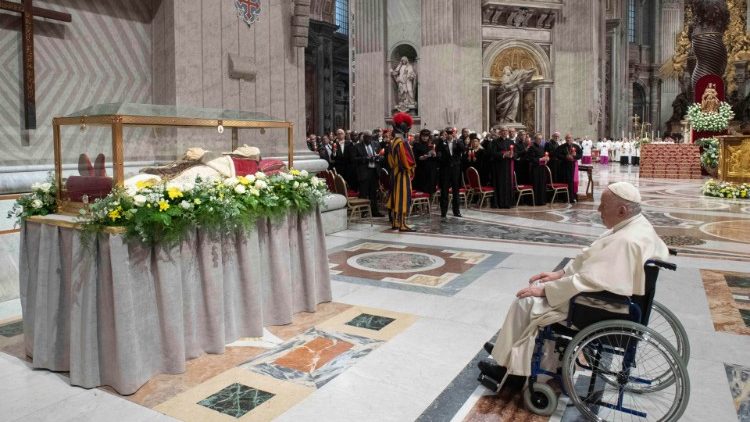 Ferenc pápa a zsinatot megnyitó Szent XXIII. János üvegkoporsója előtt  