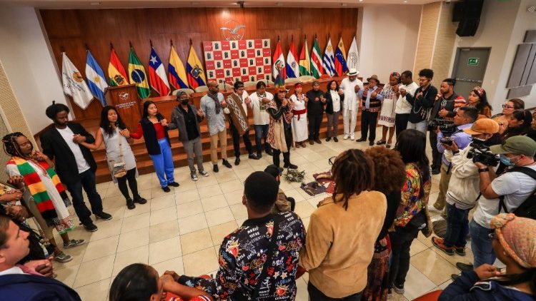 Des dirigeants autochtones et afro-descendants participent à un rituel autochtone lors de la réunion pour la libération des peuples noirs et autochtones contre l'exclusion, la discrimination et la défense des territoires à Quito, en Équateur, le 11 octobre 2022,