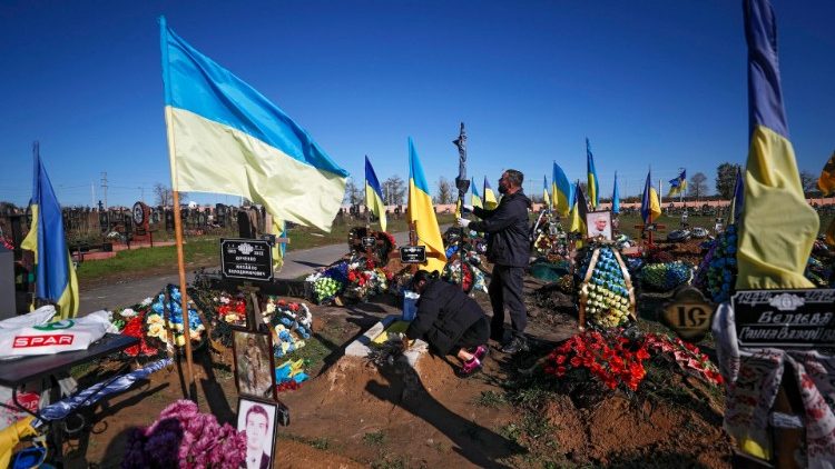 Ukrainisches Ehepaar am Grab ihres Sohnes in Charkiw, am 12. Oktober
