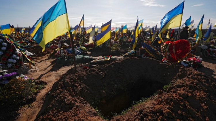 Bandeiras ucranianas são colocadas em um cemitério do exército ucraniano, em Kharkiv, Ucrânia, 12 de outubro de 2022. De acordo com o Escritório do Alto Comissariado das Nações Unidas para os Direitos Humanos (ACNUDH), mais de 6.200 civis morreram desde que as forças russas em fevereiro de 2022 invadiram território ucraniano e iniciou um conflito que provocou destruição e uma crise humanitária. EPA/ATEF SAFADI