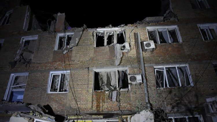 Uma foto divulgada pelo serviço de imprensa do Serviço de Emergência do Estado (SES) da Ucrânia mostra um edifício residencial danificado por bombardeios, em Mykolaiv, sul da Ucrânia, em 13 de outubro de 2022, em meio à invasão da Rússia.