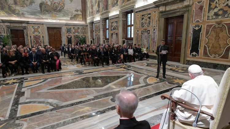 Ferenc pápát köszönti a Külmissziók Pápai Intézetének elnöke    