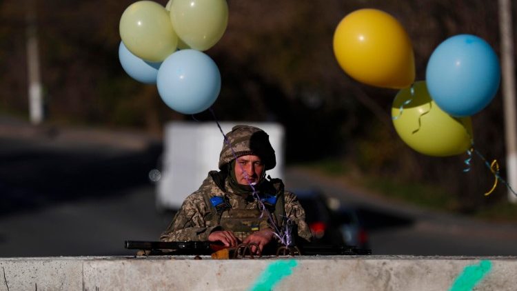 Ukraiński żołnierz na przedmieściach Charkowa, 14 października 2022