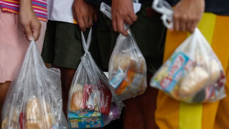 Des habitants de Metro Manila obtiennent une aide alimentaire, le 16 octobre 2022