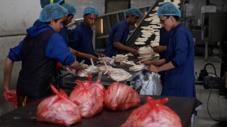 World Food Day in Yemen: In einer Bäckerei in Sana'a wird kostenlos Brot an die Bedürftigsten ausgegeben