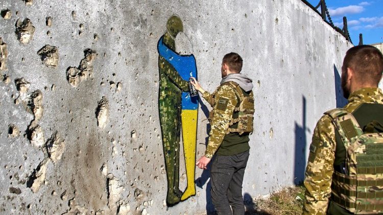 Artyści tworzący graffiti w wyzwolonym Kupiańsku w obwodzie charkowskim