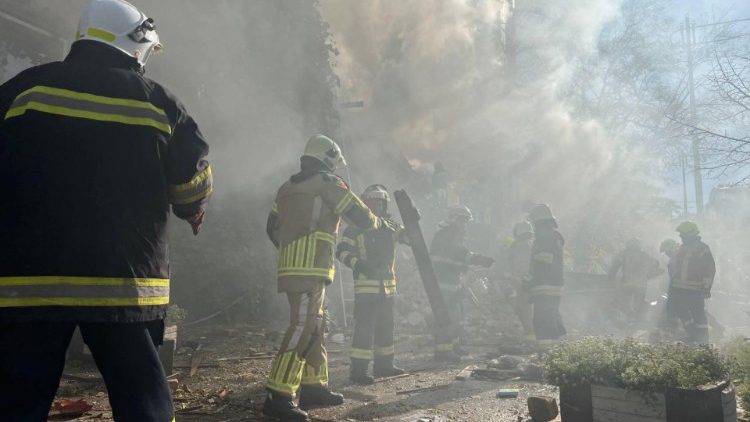 Un palazzo residenziale colpito da un missile a Kiev (Ansa)