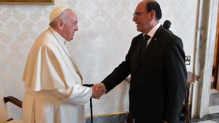Cordial encuentro entre el Ministro de Relaciones Exteriores del Perú y el Santo Padre. (ANSA)