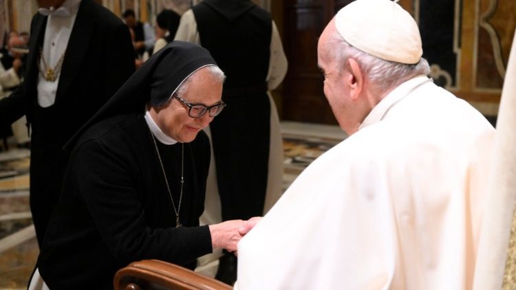 Papst Franziskus mit einem weiblichen Ordensmitglied