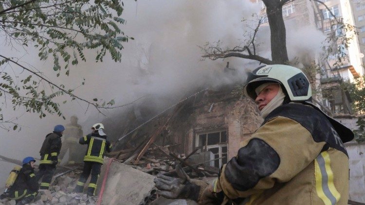 Socorristas ucranianos trabalham no local de um ataque de drone no centro de Kyiv (Kiev), Ucrânia, 17 de outubro de 2022, em meio à invasão russa. Vários edifícios residenciais foram danificados como resultado de ataques de 'drones kamikaze' visando a capital ucraniana, disse o prefeito de Kyiv, Vitali Klitschko, por telegrama. Pelo menos uma pessoa morreu, acrescentou. As tropas russas entraram em território ucraniano em 24 de fevereiro, iniciando um conflito que provocou destruição e uma crise humanitária. EPA/SERGEY SHESTAK