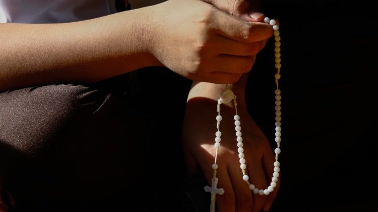 Katolicy modlą się na różańcu podczas gdy narasta napięcie w Korei