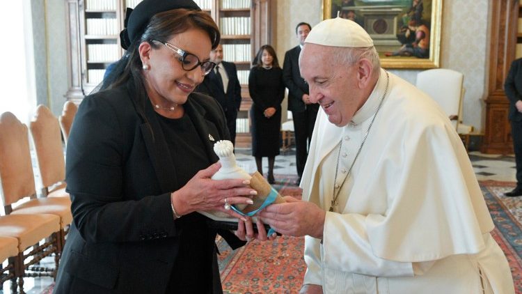 Die honduranische Präsidentin Iris Xiomara Castro Sarmiento überreicht Papst Franziskus eine Muttergottes-Statue