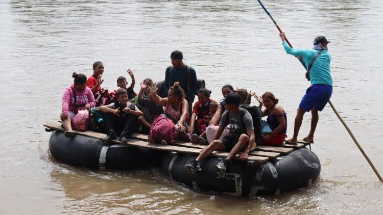 Migrantes  atraviesan el río que separa la frontera entre Guatemala y México