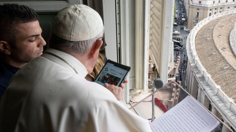 Papież zapisuje się na Światowe Dni Młodzieży.