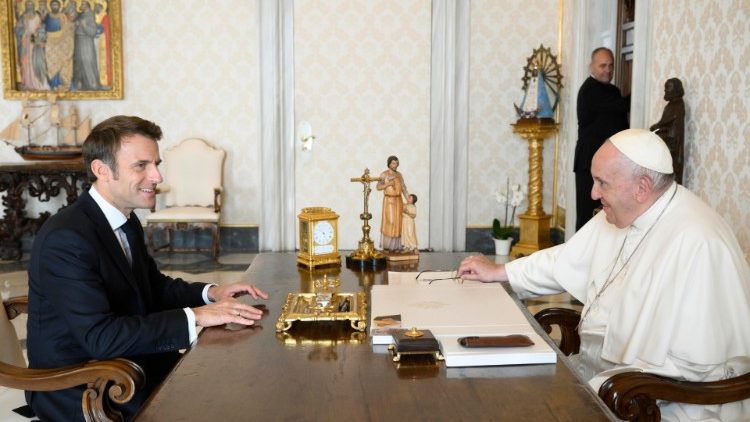 教皇フランシスコとフランスのマクロン大統領　2022年10月24日