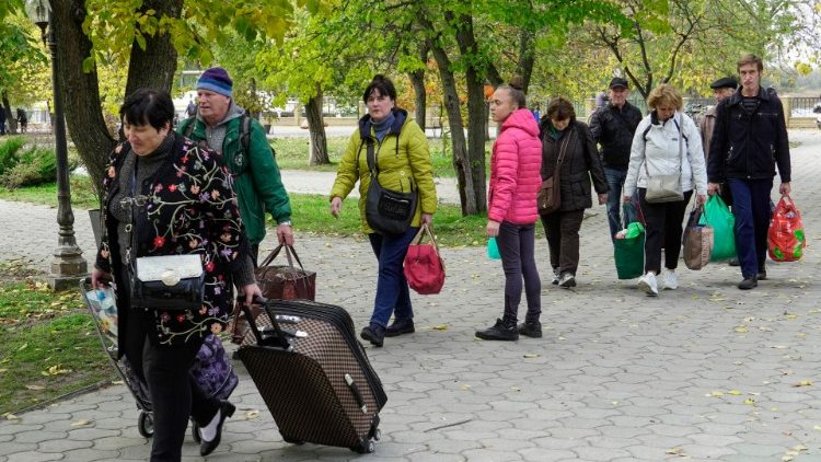 Residentes de Kherson evacuados de Kherson carregam bagagem após sua chegada a Oleshky, região de Kherson, Ucrânia, 25 de outubro de 2022. As autoridades da região de Kherson anunciaram o deslocamento em massa de moradores de vários municípios, incluindo a cidade de Kherson, para a margem esquerda do rio Dniepre. De acordo com o governador interino da região, Vladimir Saldo, isso é necessário devido ao aumento da frequência de ataques das Forças Armadas da Ucrânia, bem como em conexão com a ameaça de inundação dos territórios devido à possível destruição da barragem de a usina hidrelétrica de Kakhovskaya. De acordo com o vice-chefe da administração regional Kirill Stremousov, cerca de 32.000 pessoas foram transportadas para o outro lado do rio Dnipro. EPA/STRINGER