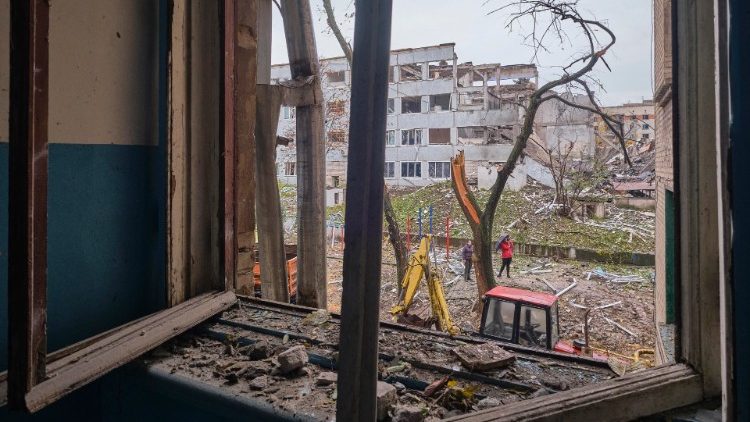 Um homem local olha pela janela de seu apartamento em um prédio residencial danificado em um bombardeio noturno na pequena cidade de Druzhkivka, área de Donetsk, Ucrânia, em 26 de outubro de 2022, em meio à invasão russa. EPA/YEVGEN HONCHARENKO