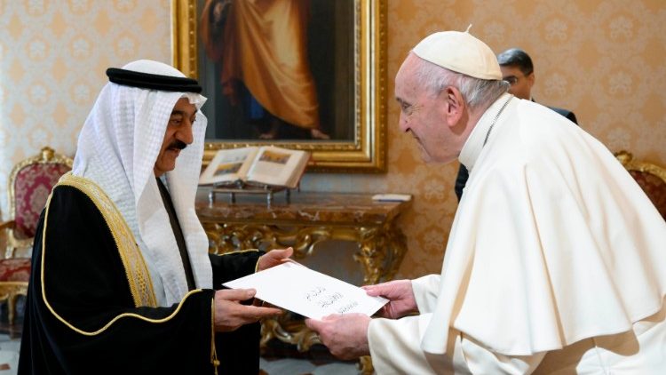 Papież Franciszek z ambasadorem Królestwa Bahrajnu, Muhammadem Abdulem Ghaffarem, 27 października 2022