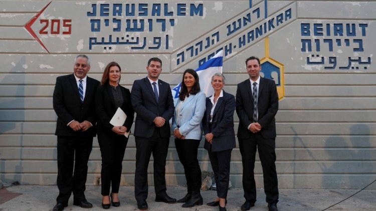 La delegazione israeliana alla firma dell'accordo sui confini marittimi
