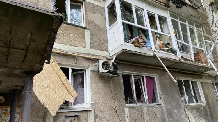 Un palazzo bombardato nella regione di Donetsk (Ansa)