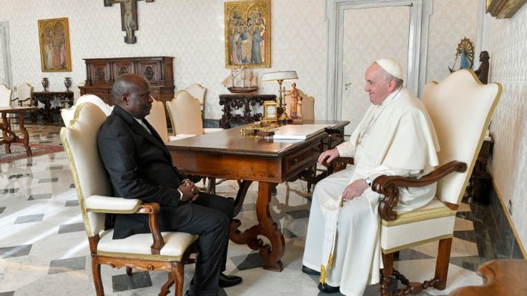 Le Pape François recevant le nouvel ambassadeur de la RD Congo près le Saint Siège Déogratias Ndagano Mangokube, à l’occasion de la présentation de ses Lettres de créance