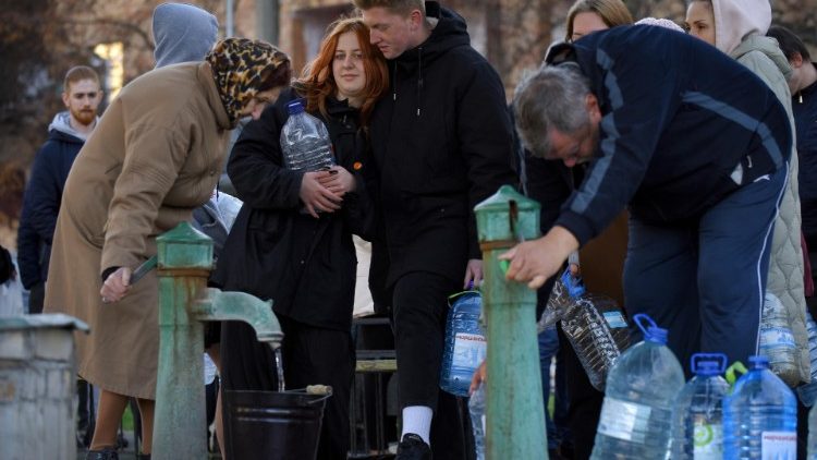 Kijów, mieszkańcy zbierają wodę z pompy po tym, jak rosyjski ostrzał pozbawił część miasta dostępu do bieżących źródeł wodnych, 31 października 2022