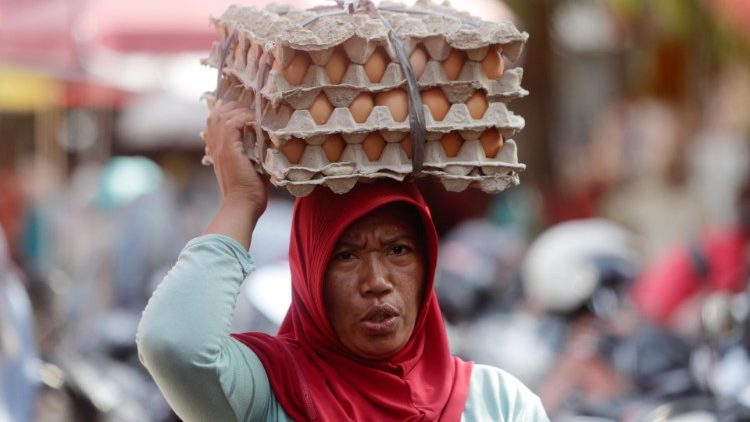Im Vielvölkerstaat Indonesien gibt es eine große ethnische und religiöse Vielfalt, die sich in einem (fragilen) Gleichgewicht befindet. Im Bild: indonesische Bäuerin transportiert Eier zum Markt